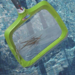 Epuisette De Surface Kerlis Premium XP -Piscine Famille 14078 epuisette ambiance min