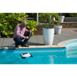 Robot Nettoyeur De Fond De Piscine Ubbink Robotclean Accu 11 Robot Nettoyeur De Fond De Piscine Ubbink Robotclean Accu -Piscine Famille robot accupool ambiance2 min